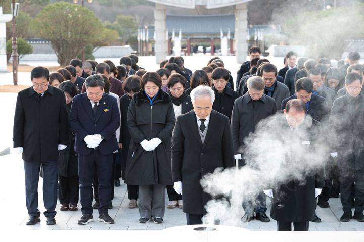 국립5·18민주묘지 참배 2024년 12월의 대한민국을 구한 1980년 5월의 광주에 감사 관련 사진 4