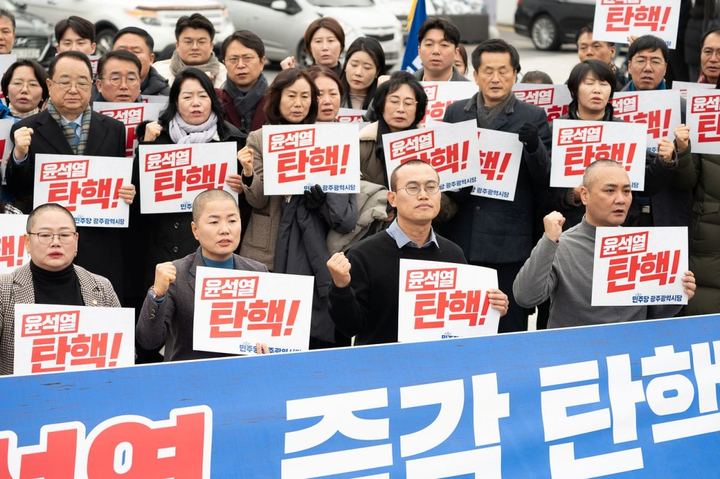 ‘12.3 내란 주범 윤석열 즉각 탄핵, 민주당 광주 지방의원 행동선언’ 개최 ‘내란 주범 윤석열 즉각 탄핵’ 외쳐 관련 사진 3