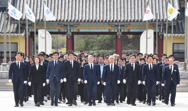 광주 국회의원 당선인 일동, 국립5·18민주묘지 참배 관련 사진 2