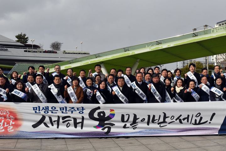명절 맞이 귀성객 환영 인사 관련 사진 2